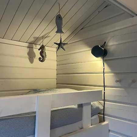 Bjaelkehytte Taet Pa Vandet I Bratten * Jerup