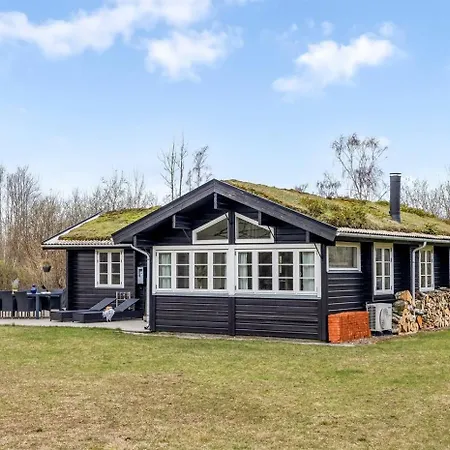 Bjaelkehytte Taet Pa Vandet I Bratten * Jerup